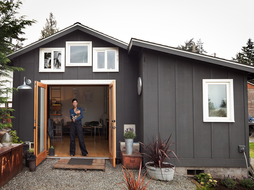 空きガレージを改修し、女性の手で作り上げたDIYガレージハウス「Mini House」